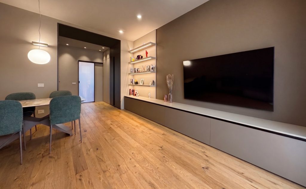 Soggiorno contemporaneo con mobile TV sospeso e mensole illuminate a LED