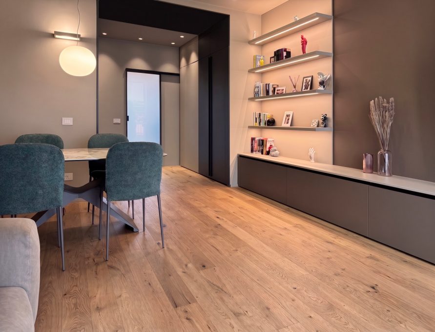 Soggiorno contemporaneo con parquet in rovere e parete attrezzata a LED